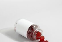 뇌 건강을 위한 영양소: 오메가-3, 비타민 B군, 마그네슘 a white salt shaker with red berries