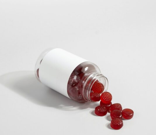 뇌 건강을 위한 영양소: 오메가-3, 비타민 B군, 마그네슘 a white salt shaker with red berries