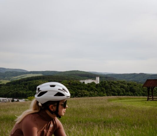 지구력 vs 근력: 장기적인 건강을 위해 무엇이 더 중요할까? A woman riding a bike down a dirt road